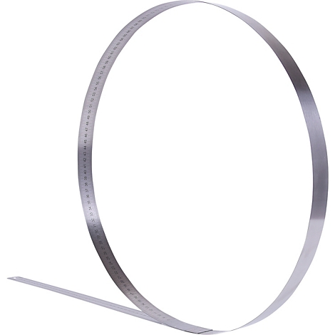 Metall-Messband, halbkreisförmig gebogen, mit Zahlen auf einer Seite. Auf weißem Hintergrund.